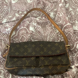 Louis Vuitton Viva Cite MM - Använt en gång förut nyskick. Original pris runt 12,000kr. Äkta väska. Priset kan diskuteras. Skriv för mer information eller bilder. Design: ytterficka 2st och inre fack 2st. Storlek: höjd; 14,5cm. Bredd: 31cm. Djup: 9cm. Axelrem: 28cm. Jag står för frakten JAG SÄLJER DENNA PÅ VINTED SÅ ALLA KONVERSATIONER OM DENNA VÄSKA GÖRS PÅ VINTED🚨🚨🚨