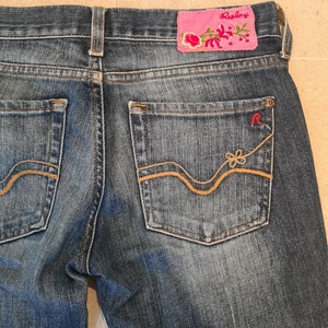 Lågmidjade Replay jeans - Lågmidjade jeans i mörkblått. Så fina och har så fina detaljer på fickorna. De är vintege och är köpta secondhand men är i väldigt bra skick! Jag har bara använt de ett fåtal gånger. Är långa i benen, storlek w25 och L34! Köparen står för frakten! 🔥❤⚡😍