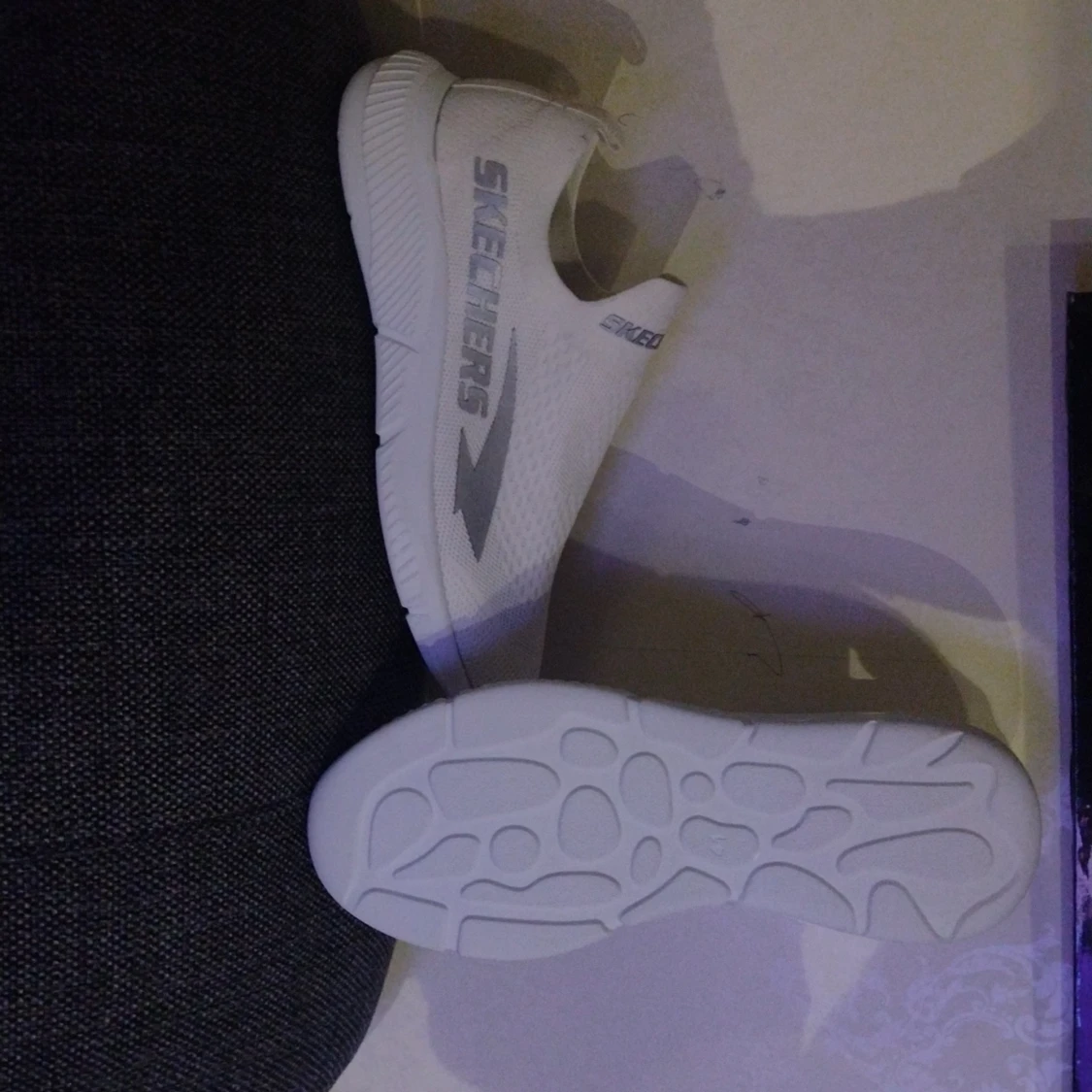 Vita sneakers i storlek 40/41 - 90
