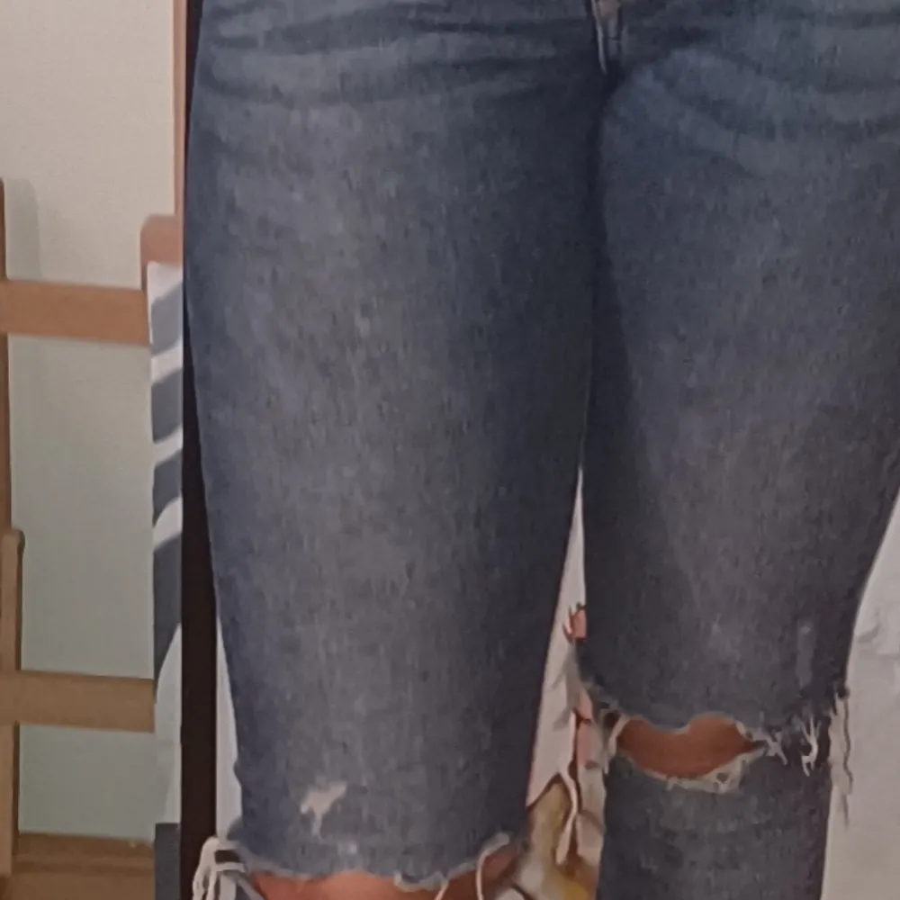 Grå Blåa slim fit distressed jeans från H&M divided storlek: 27/32 regular waist . Jeans & Byxor.