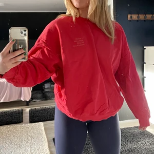 Sweatshirt  - Sweatshirt från Gina tricot, storlek L, bra skick då jag knappt använt den 😊