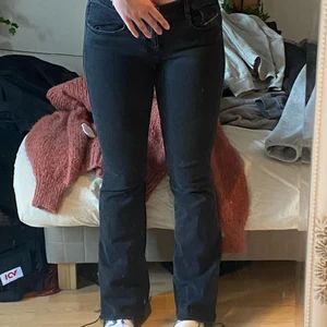 Svarta Diesel jeans low waist - Svarta lågmidjade Diesel jeans! Väldigt sköna och stretchiga.