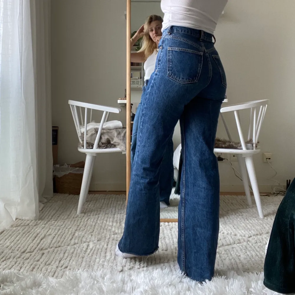 Mörkblå populära Zara-jeans i storlek 32! Innermått 78 cm. 🤎. Jeans & Byxor.