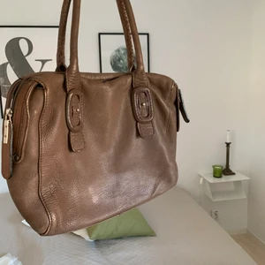 Vintage väska  - Köpt här på Plick, aldrig använd av mig. Bra skick!