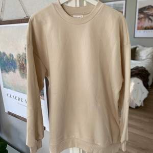 En helt ny beige sweatshirt från GinaTricot i storlek M.