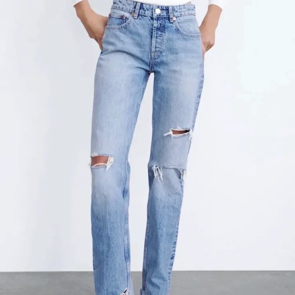 Mid rise jeans med slitningar från zara, använda bara 1 gång alltså nyskick. Jeans & Byxor.