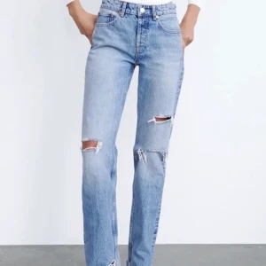 Zara mid rise jeans - Mid rise jeans med slitningar från zara, använda bara 1 gång alltså nyskick