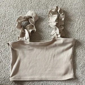 Topp från zara - Super söt topp från zara o storlek m men passar mindre. Säljs för att den inte kommer till användning 