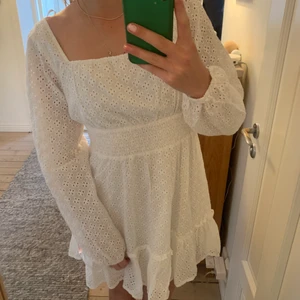 Vit somrig klänning  - Klänning från missguided i storlek 36! Helt oanvänd och ny, prislapp sitter kvar! 