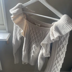 Stickad Volangtopp från HM - Säljer denna jättesöta stickade tröjan, den har verkligen den perfekta beigea färgen. Köpt på HM och använd några gånger men i jättefint skick, inga defekter. 