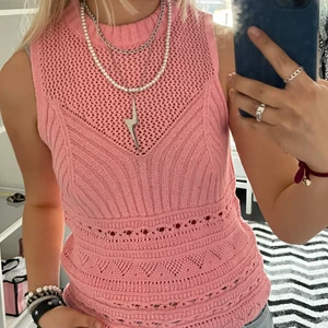 Stickad väst från Zara - Rosa stickad väst från Zara med fina detaljer. Så fin till en bränna i sommar. Passar XS-M.