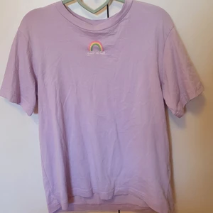 Lila t-shirt från Monki🌈 - Lila t-shirt från Monki i storlek XS. Den passar också S. Helt oanvänd. Frakten ingår i priset.