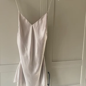 Zara klänning - Finaste champagne färgade zara klänning. Storlek S/36✨ Perfekt inför sommaren💗 Säljs för 150kr (jag betalar spårbarfrakt) HÖGSTA BUD: 220kr + frakt. KÖP DIREKT: 250kr + frakt✨