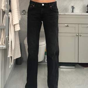 Så snygga svarta zara jeans som är aldrig använda. Säljer för att jag har många liknande. De är mellanmidjade och extra långa. Jag har sprättat upp sömnen längst ner så att de blir längre (kolla bild 3). Är ner till marken på mig som är 179cm lång. Ny pris 360kr och slutsålda på zaras hemsida. Stl 36