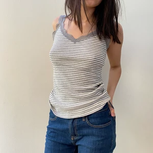 Randigt Spetslinne♡ - Kattigt linne. Kan stylas med vad som helst☺️ KOLLA BIO!💟