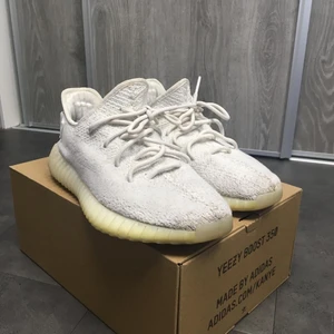 Yeezy 350 v2 cream white  - Säljer dessa skor för jag använder de inte längre. Det är äkta och ett väldigt bra pris som jag säljer dem för.