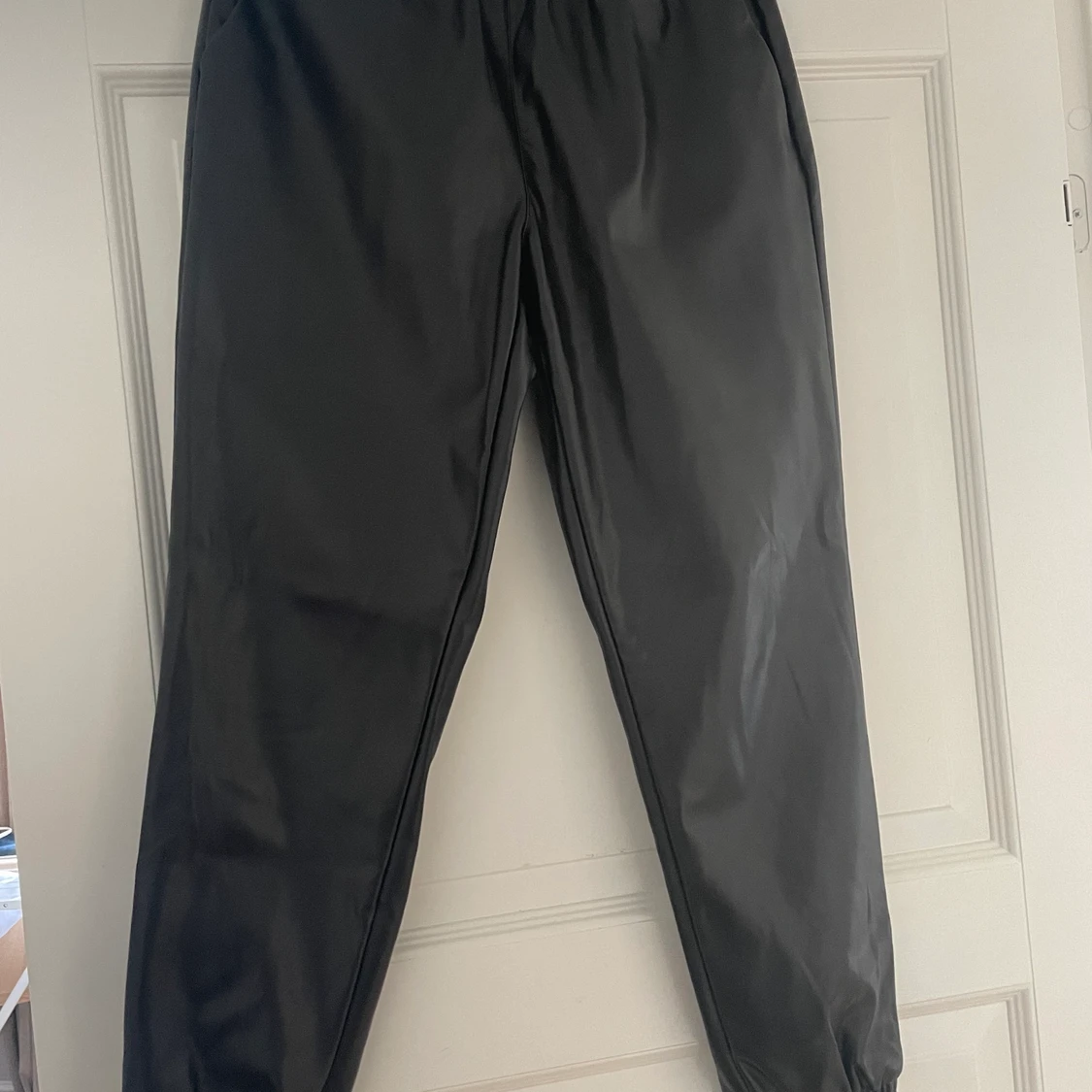 Byxa i PU- material - 90