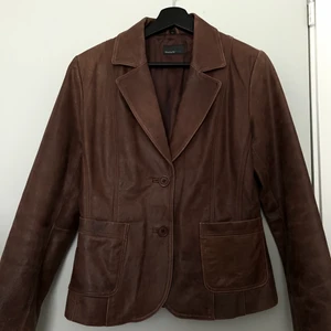 Läderjacka - Supersnygg brun läderjacka som tyvärr inte passade mig. Köpt på plick och är felfri
