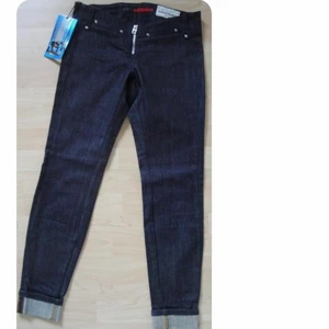 miss sixty jeans - märke: miss sixty storlek: XS-S. personen på bilden är 160 cm. möts upp i stockholm eller fraktar. 🖤 oanvända, bara påtestade 