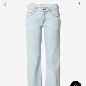 Slutsålda jeans från weekdsy, dom är lågmidjade skit snygga och sitter perfekt för dom som är runt 163 i längden, har storlek 23/30 i dom köpt för 500
