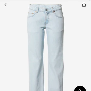 Lågmidjade jeans weekdsy - Slutsålda jeans från weekdsy, dom är lågmidjade skit snygga och sitter perfekt för dom som är runt 163 i längden, har storlek 23/30 i dom köpt för 500