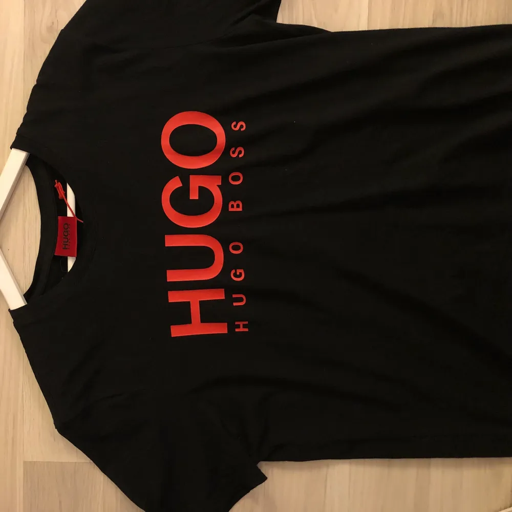 Äkta Hugo boss t-shirt, bra skick använt 2 gånger eftersom den är lite stor för mig! Köpt för 429 kr😌. T-shirts.