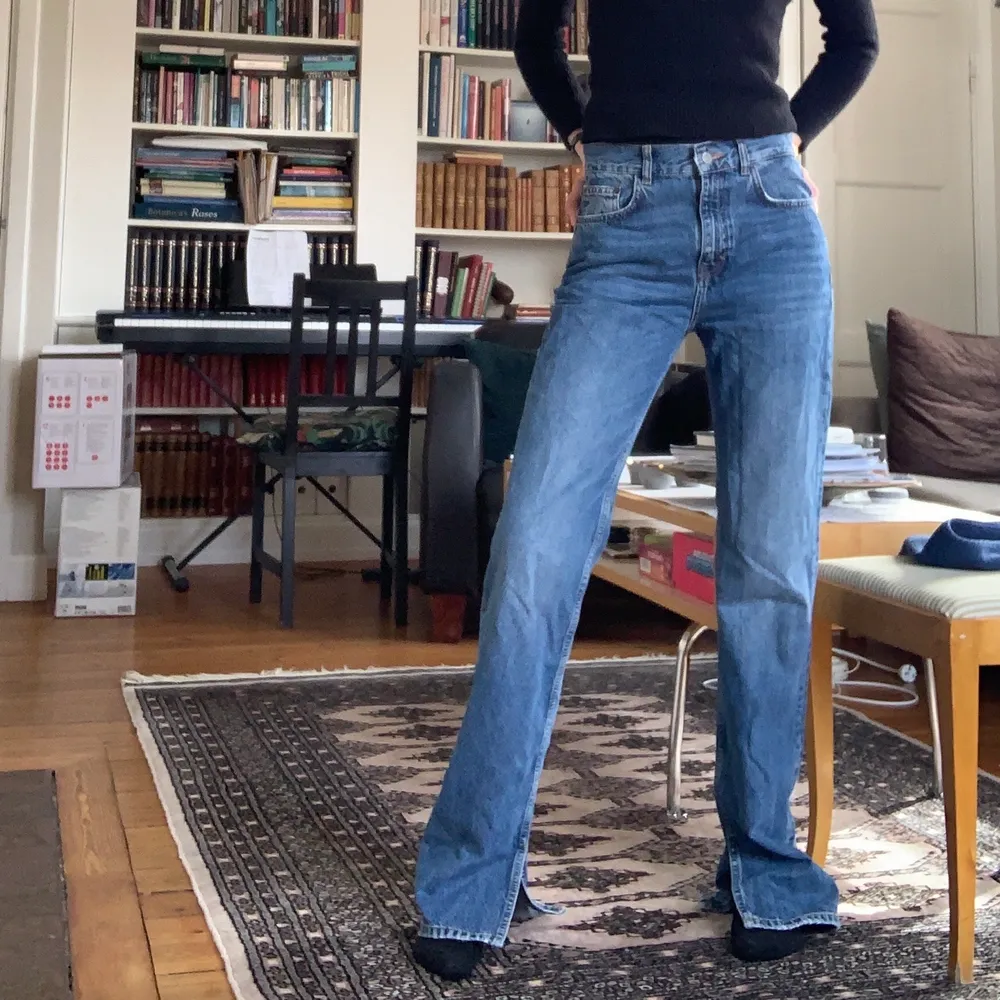 Super långa jeans från Pull & Bear! Är 175 cm lång och säljer pga måste rensa ut i garderoben tyvärr. . Jeans & Byxor.