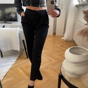 Svarta byxor - Svarta kostymbyxor med knytning, lite små för mig nu tyvärr. Rensat garderoben, vill ni ha flera plagg går det att ordna paketpris & samfrakt!😄