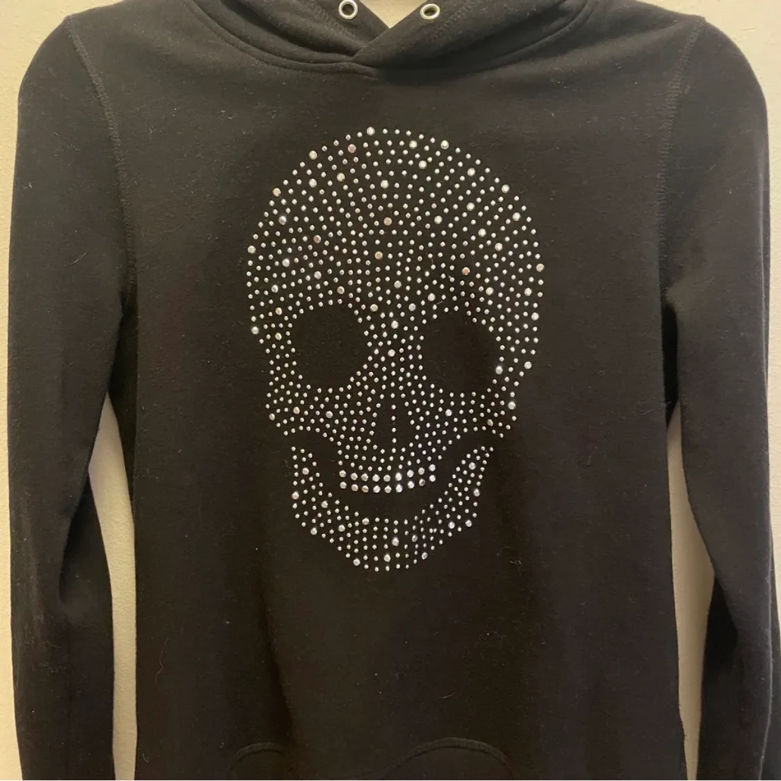 Svart hoodie med dödskalle och nitar  - 90