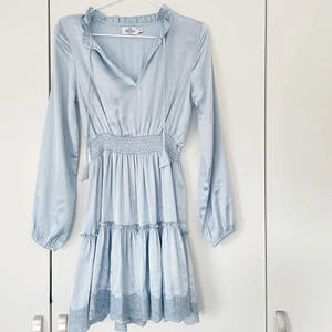 Klänning NAKD x Iva Nikolina - Supersöt klänning från NAKD x Iva Nikolina. Nyskick då den aldrig är använd, endast testad. Storlek 34