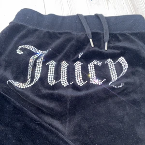 Juciy couture byxor - Bra skick använd Max 10 ggr💕   🧡KAN BYTA MED NÅGRA MED FICKOR🧡 säljer pga att dom inte kommer till användning!💞 alla stenar kvar och inga skador!