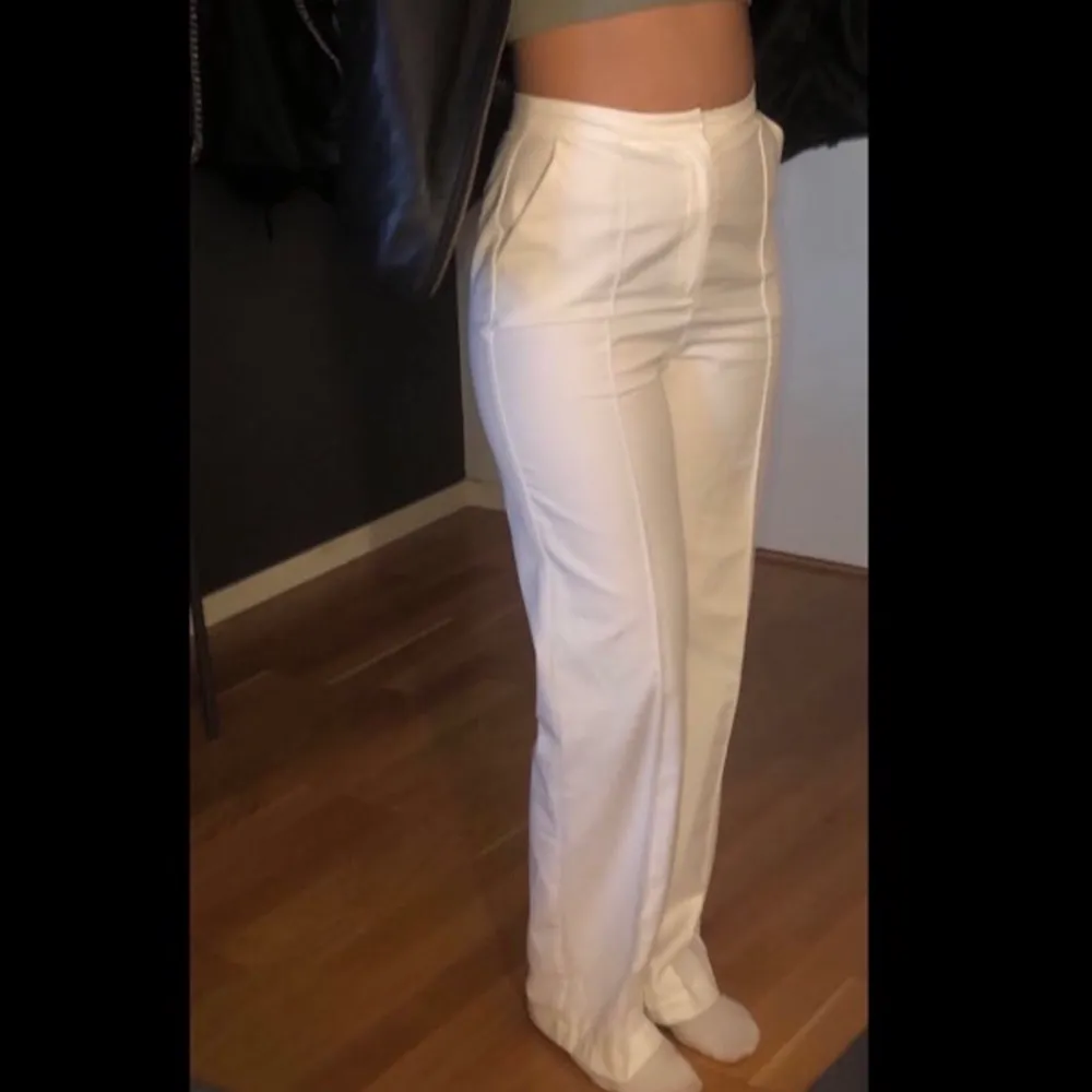 Vita kostymbyxor från misslisibells kollektion med Nakd i storlek 36, men passar också Xs/34. Säljer pga att dem är för långa för mig och därför bara testade. Jeans & Byxor.