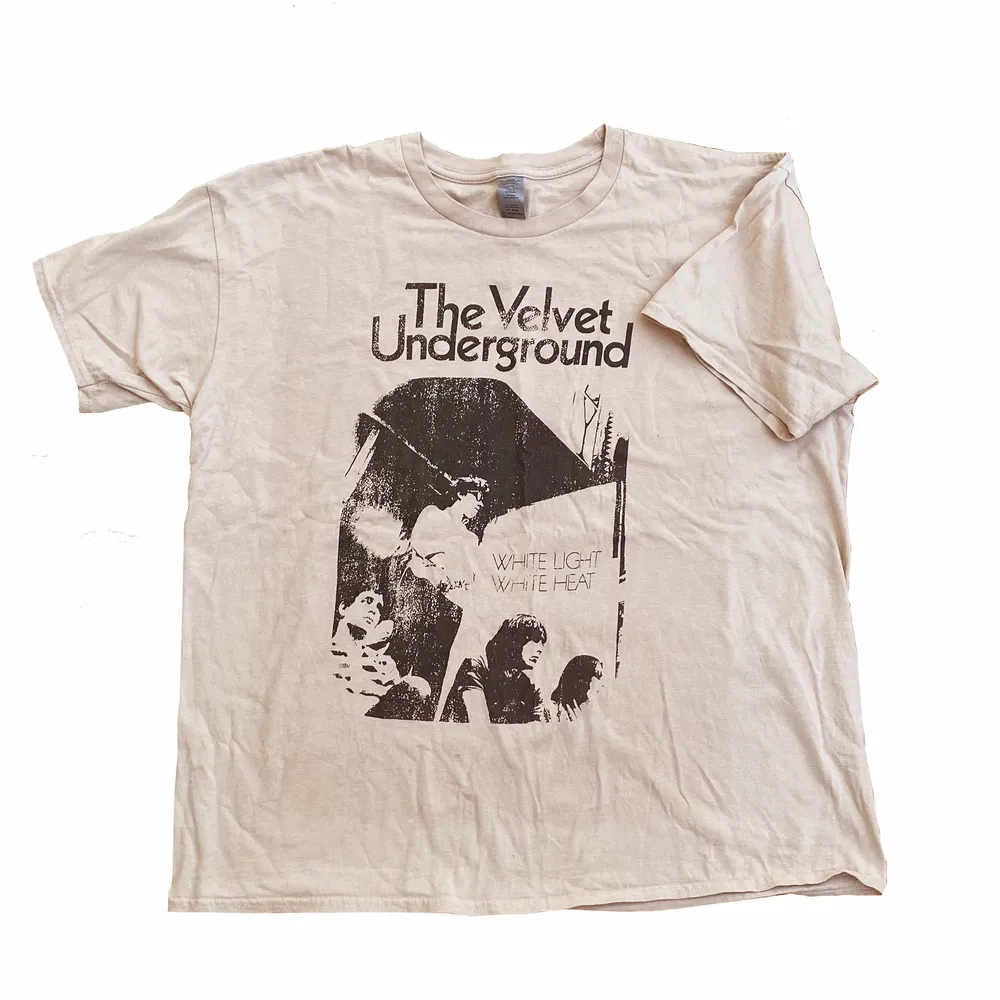 The Velvet Underground tröja i beige (ingen officiell merch). Sitter fint och overzised • frakt: 52kr. T-shirts.
