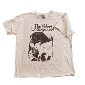 The Velvet Underground tröja i beige (ingen officiell merch). Sitter fint och overzised • frakt: 52kr