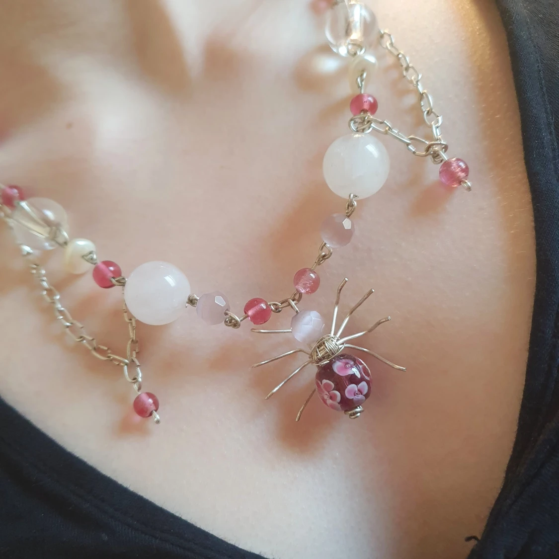 Halsband med spindelhänge