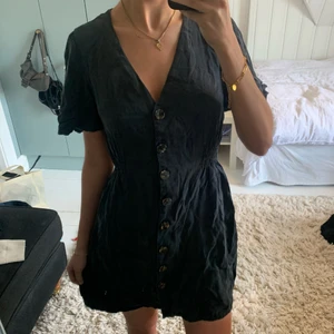 Klänning zara - Så fin klänning från zara! Kan mötas eller så står köparen för frakten 🌸