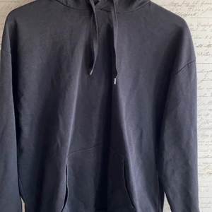 Hoodie - Använd få gånger,helsvart tröja