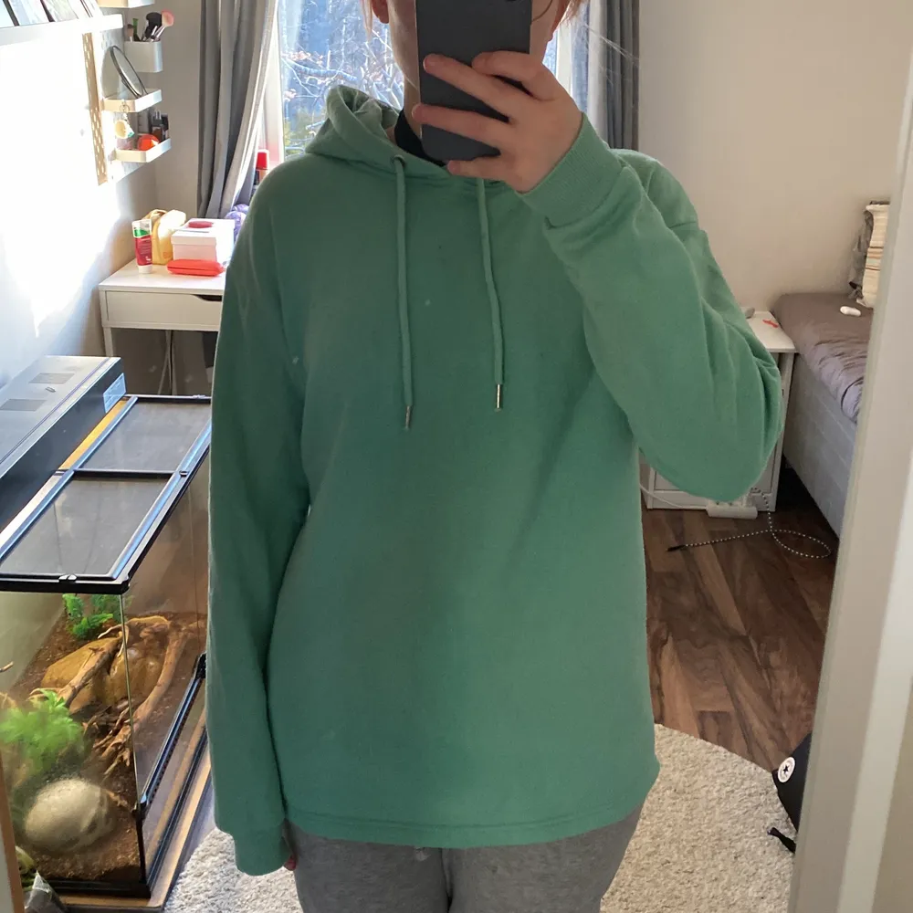 Mint grön hoodie i storlek S. Köpt på Cubus, använd ett fåtal gånger. Lite längre än vanliga modeller.. Hoodies.