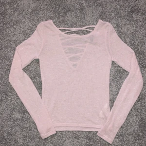 Ljusrosa långärmad tröja💕 - Köpt på hm för ett par år sedan💕 storlek XS men stretchigt tyg,  bra skick