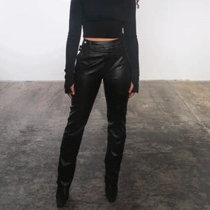 Oanvända a-dsgn skinbyxor - Helt oanvända ”faux leather pants” från a-dsgn. Nypris 999kr. Kan mötas upp i Örebro eller Karlstad, kan fraktas om köparen står för frakten.