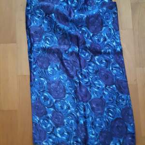 Vacker djup blå siden kjol ej använt storlek 38