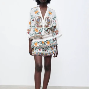 Zara kjol  - Säljer denna populära slutsålda kjolen från Zara. Aldrig använt den, säljer den för att den är förliten för mig. Kan skicka, men köparen står för frakten.