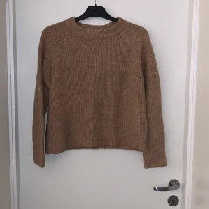 Stickad tröja - Säljer denna då den inte används. Den är köpt på Vero Moda och är i storlek M men skulle säga att den passar en S! Den är lite använd och därmed i bra skick. Köparen står för frakten🤍