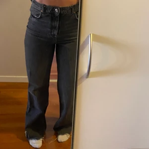 Gråa jeans Zara  - Högmidjade långa gråa jeans från Zara, storlek 38 och jag är 169 cm lång💕