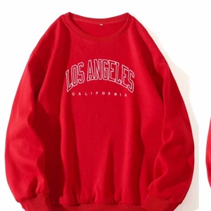 Röd tröja - En tjocktröja i snygg röd färg! Använd en gång! Bra skick! På insidan av tröjan står dock mitt namn men det är inget som syns när man har på sig tröjan åt rätt håll :) stl L men skulle säga att det är en medium