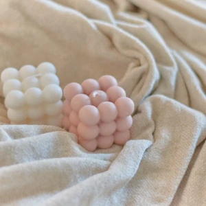 Bubbelljus - Reljus Uf - Doftljus skapade av 100% återvunnet stearin. Det går även att beställa utan doft.  www.reljus.com.se Instagram:  @reljus_uf  Rosa - körsbärsblommor Gul - citron & fläder Vit - vanilj Ljusbrun - nytvättat Storlek 6*6*6cm