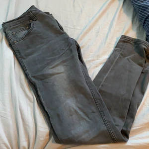 Jeans som aldrig används!  - Grå jeans som är i storlek 27/32