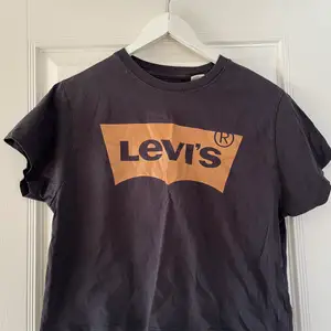 Säljer denna jättefina t-shirt! Använd fåtal gånger. Frakten ingår inte i priset💗