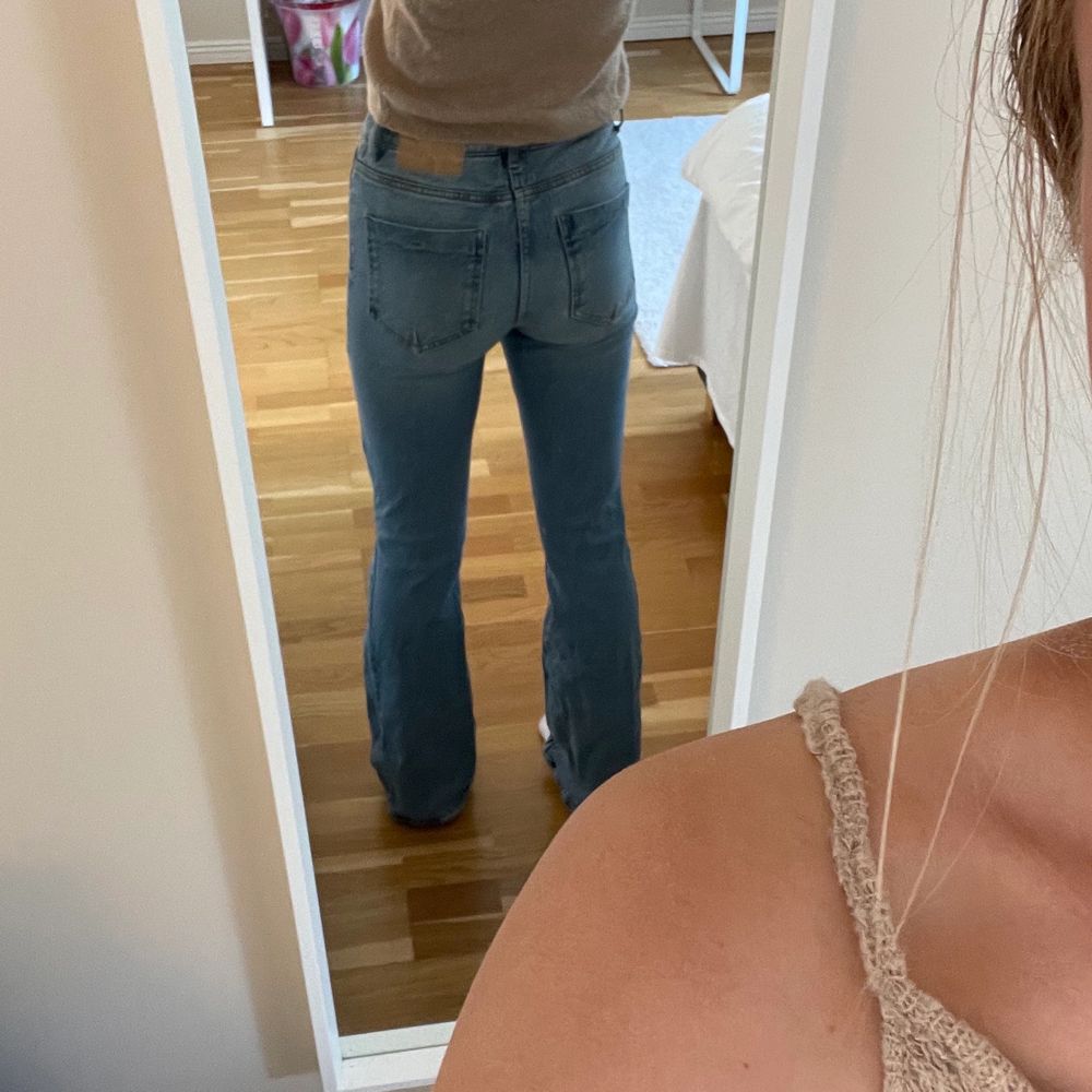Superfina och trendiga zarajeans. Köpta i Augusti men anvĂ€nda 2 gĂ„nger. SĂ€ljs pĂ„grund att av att jag har supermĂ„nga jeans. Jag Ă€r 176 och de Ă€r nĂ€stan lite korta för mig. Skulle sĂ€ga att de passar nĂ„gon som Ă€r 17-174 typ. Köpta för 400kr, jag sĂ€ljer för 200kr+ fraktđ. Jeans & Byxor.