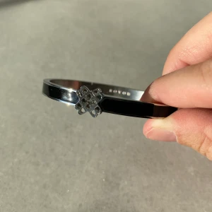 Bovou armband  - Svart/silver. Köparen står för frakten.